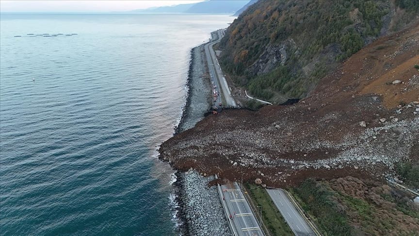 Karadeniz Sahil Yolu Artvin Arhavi-Rize Fındıklı Mevkii Geçici Olarak Kullanıma Kapatıldı.